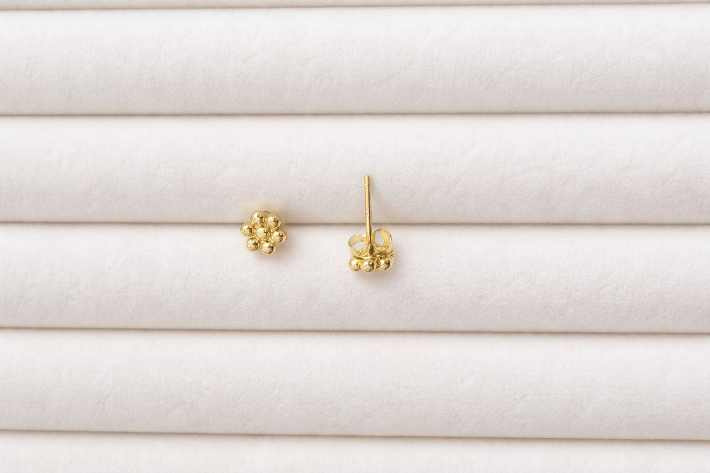 Gold Studs Plain (Gizelle)